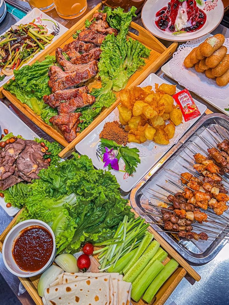 济南烧烤，坐那不用点等着发串，烤好什么吃什么 寻尝姐妹美食