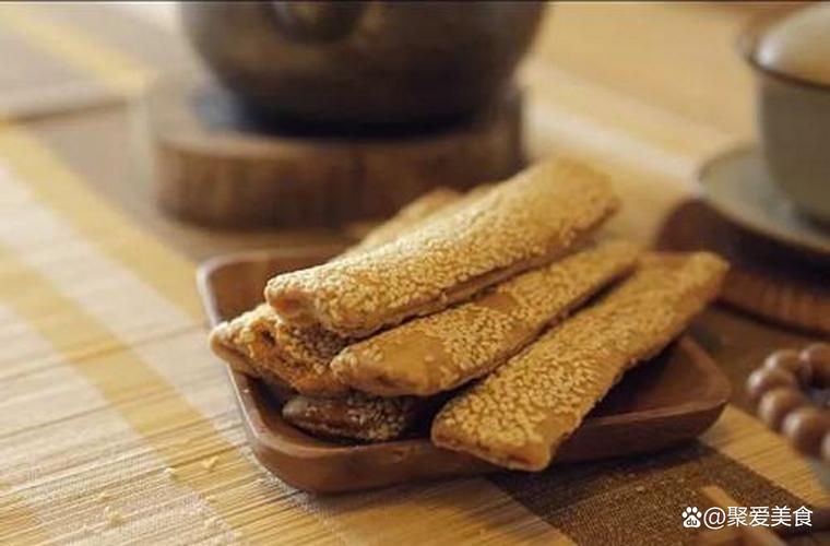 面粉配糖再加菜籽油，南通73岁老夫妻祖传做脆饼，传统小炉烤制