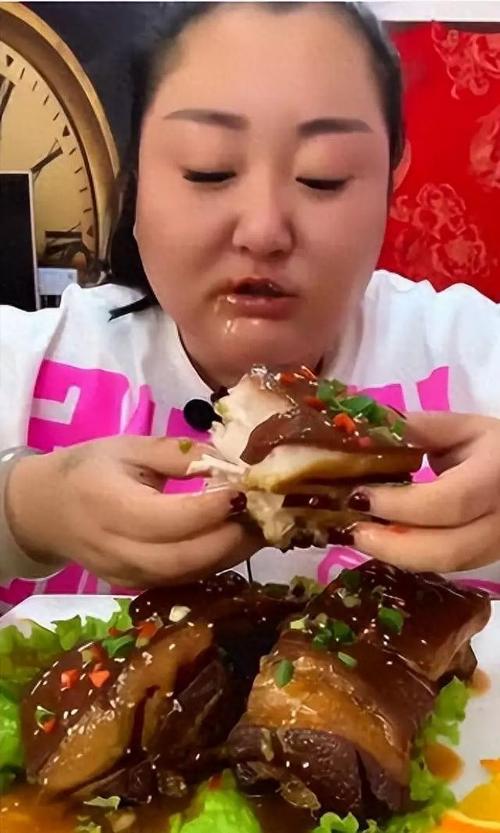 现实中从来没见过这么能吃肥肉的人，在手机上经常见到，什么原因