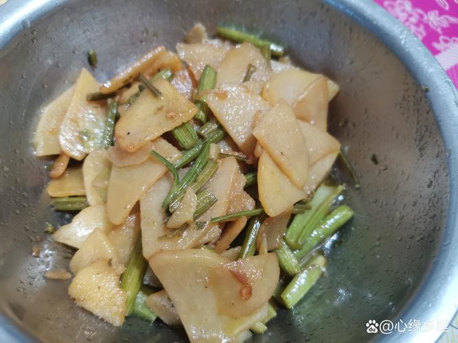 煮了一桌好菜，陈老板却说他最喜欢榨菜炒鸡蛋。今日晚餐