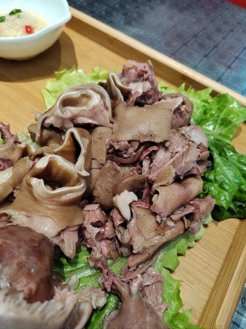 2碗红油板面，2个羊头，爷俩吃的满头大汗，看着流口水！美食vl