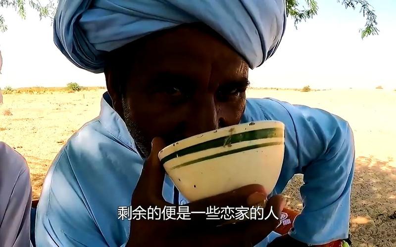 巴基斯坦沙漠乡村生活，这里水资源缺乏，妇女装浑浊的水做饮用水