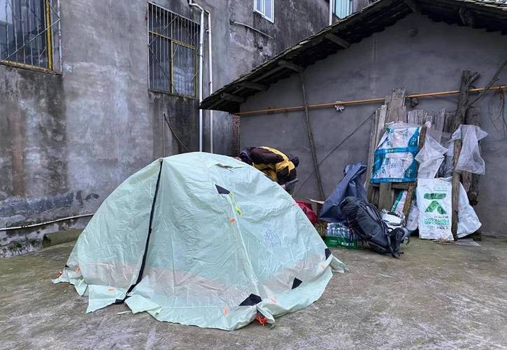 不是要对账吗？这公园里的帐篷和流浪汉是怎么回事？