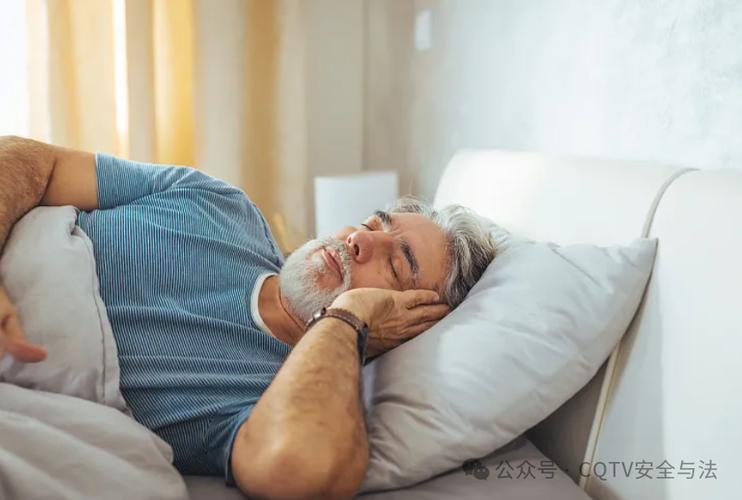 老年人睡太早有危害？医生呼吁65岁以后最好在这个点睡觉