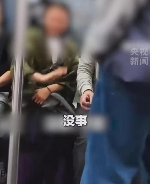 “我愿意跟他挨着”热搜第一！北京地铁5号线上的这位“女侠”你可太飒了！