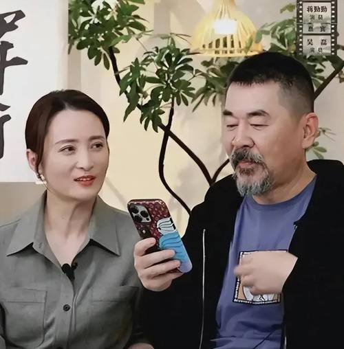 陈建斌不会做饭，切个菜都遭蒋勤勤嫌弃，谁料下秒竟还指挥起来了