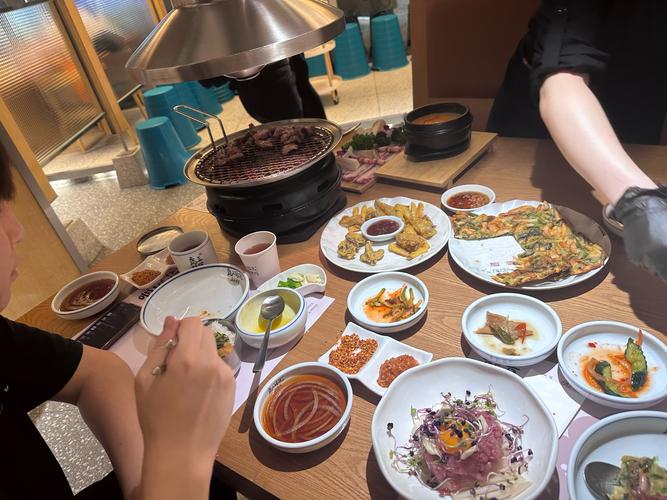 小伙去韩国旅游体验韩国美食，6个人看着满满一桌美食欲言而止
