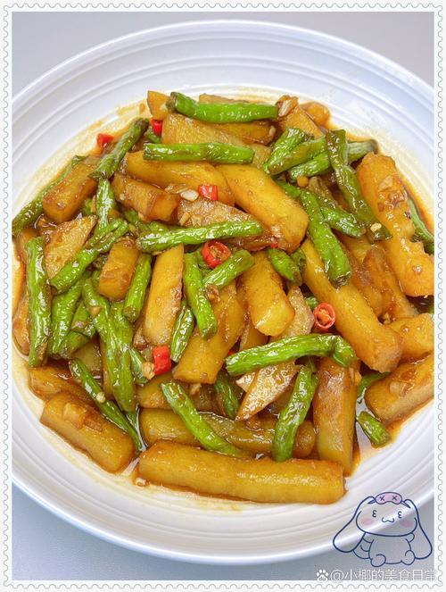 家常菜吃着香，四川酸菜滑肉片，土豆烧豆角，娘俩忙乎的不亦乐乎