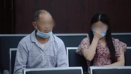 石家庄女子被家暴后驾车逃跑，致扒车丈夫身亡，一审获刑11年！父亲：她只想逃走