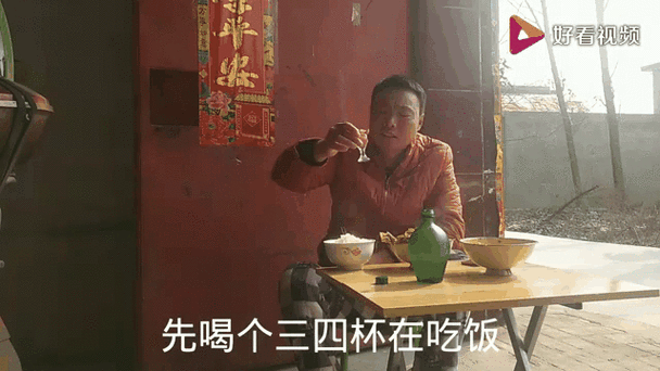 农民工吃饭太香了，一碗大米饭来上俩鸡腿，汽水一喝太美了