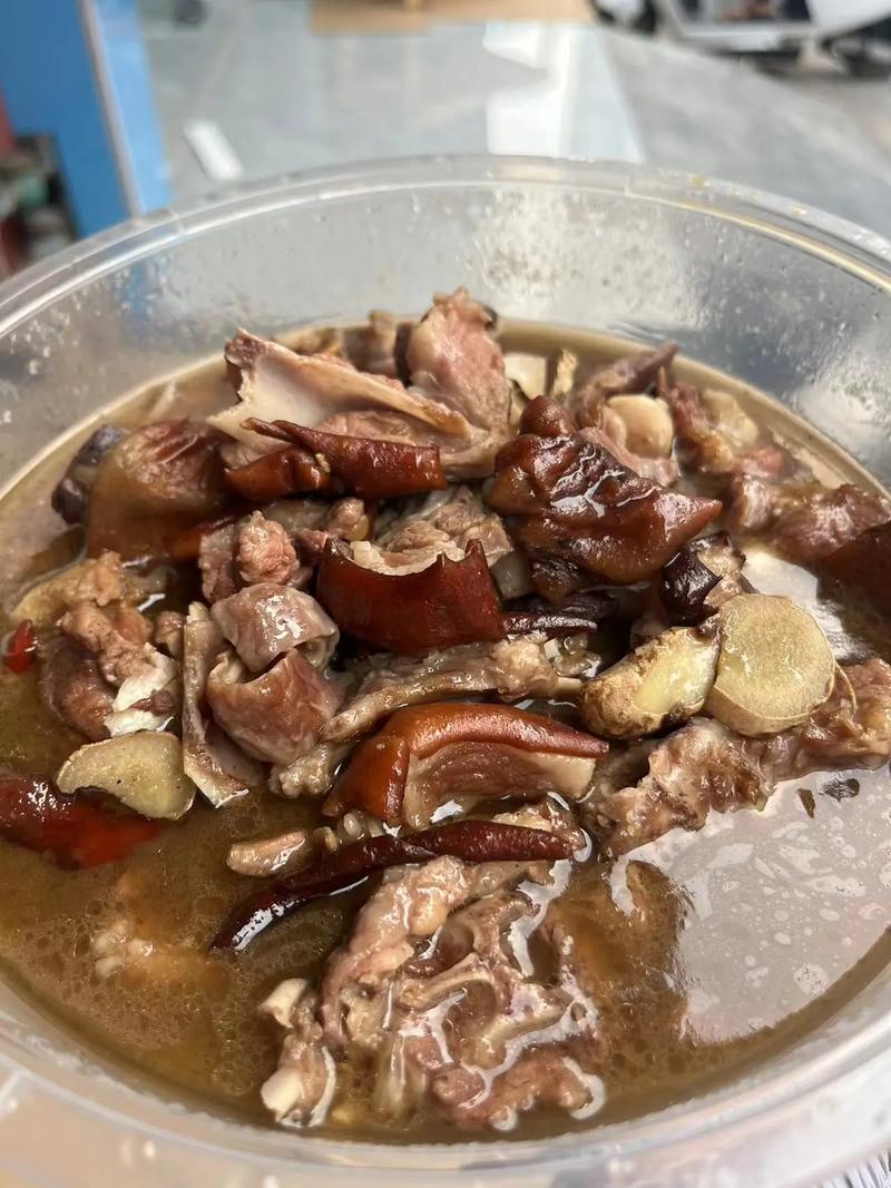 脆皮狗肉的诱惑，香气扑鼻，忍不住来一口！