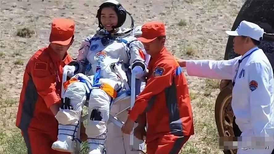 完整版！3名神二十航天员进舱：笑着比手势挥手告别 准备操作娴熟
