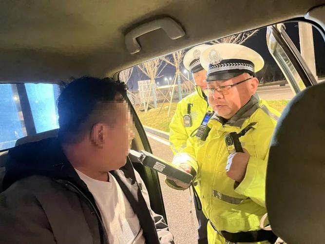 济南交警严查酒驾醉驾 两男子先后被查获
