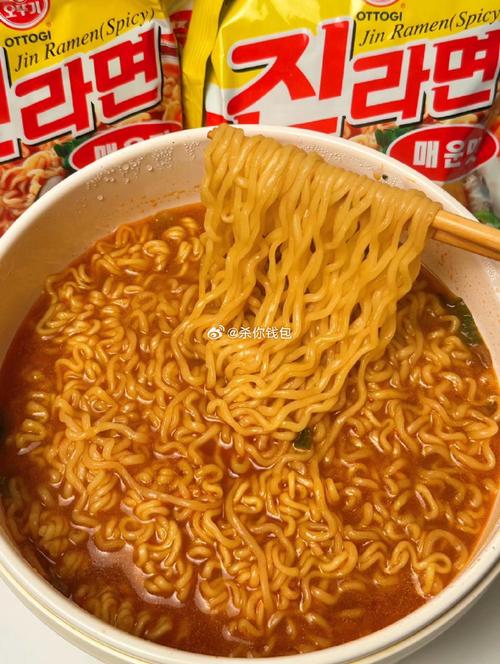 和爸妈一起享用鲜辣的金拉面，配上风味泡菜一起吃依旧香辣美味